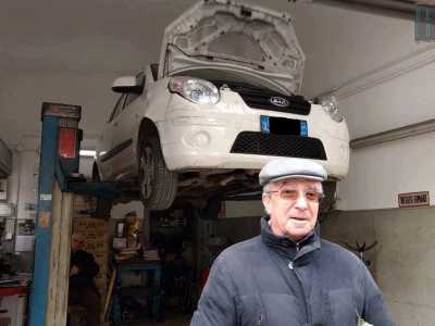 �Io vivo ancora in una di quelle case�, ci spiega Vito Arcieri, 72enne cresciuto in questo rione e memoria storica del quartiere. Lui dal 1969 gestisce un�autofficina ad angolo tra via Pansini e via Mauro Amoruso e ha visto con i suoi occhi la trasformazione di Poggiofranco da �terra di nessuno� ad ambita zona residenziale (foto di Bepi de Mario)